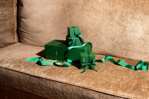 Cover image for Unwrap a Timeless Piece